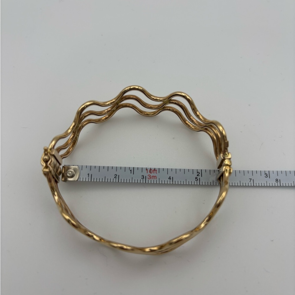 Elegant Gold Wave Bracelet - Picture 5 of 6